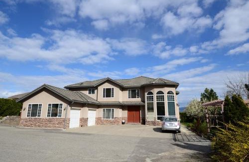 West Kelowna Estates House | GreenLeaf 2 BDRM 1BTH Suite & Private Entry