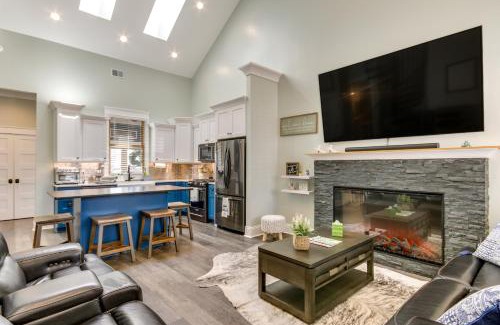 Greenwood House | Greenwood Getaway with Furnished Patio and Lake View