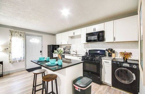 Greenwood Apartment | Greenwood Studio Cottage < 1 Mi to Downtown!