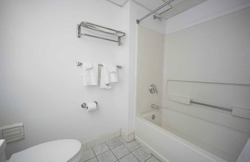 Berlin Hotel | Greenwoods Inn & Suites