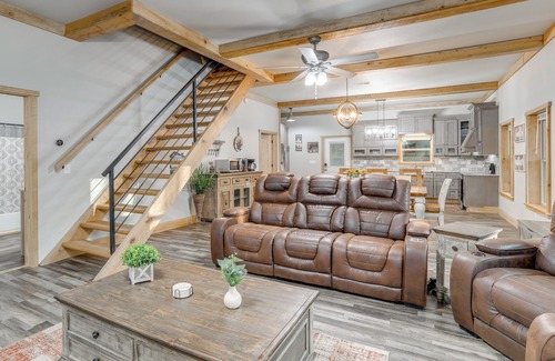 Drasco House | Greers Ferry Lake Access & Deck: Group Getaway!