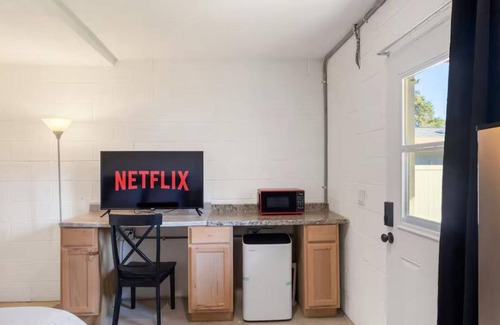Taft House | Grey Lux studio with WiFi and AC in Orlando close MCO/Disney/Universal