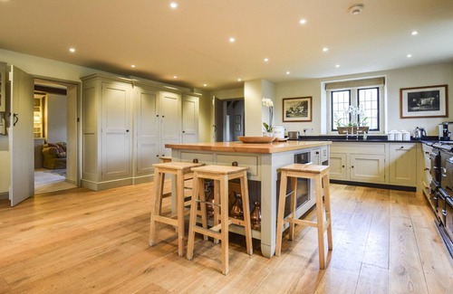 Alderley House | Grindstone Mill - sleeps 12 guests in 6 bedrooms