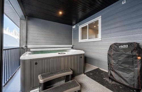Snow Pine Estates Apartment | Grizzly Ridge Getaway - Private Hot Tub, Mtn View & Sleeps 11