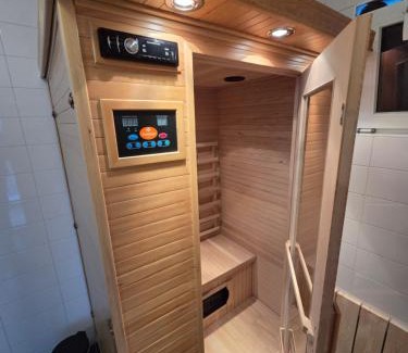 Tzummarum House | Große Familienvilla mit privat innen Jacuzzi & Sauna