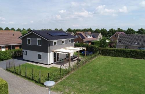 Tzummarum House | Große Familienvilla mit privat innen Jacuzzi & Sauna