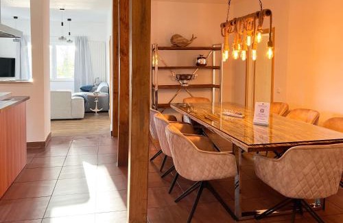 Neustadt in Holstein Apartment | Große Ferienwohnung mit traumhaftem Hafenblick von "Momentic"