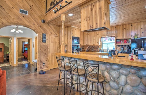Cotton Gin Cabin | Groesbeck 'Lodge on the River': Hot Tub & Fire Pit