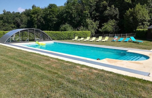 Mont-Saint-Jean Cottage | Groom's cottage is a secluded holiday home with a heated pool.Ideal for families