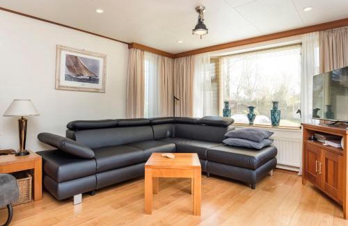 Rijs House | Groot hoek Chalet met Airco ,Wasmachine, Vaatwasser,Droger en luxe keuken en zwembad op camping! Immer Besser!