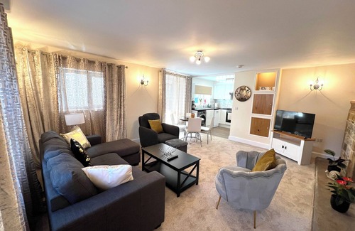 Street Apartment | Ground Floor 2 Bedroom, Edge of Glastonbury & Street Town Centre, Onsite Parking