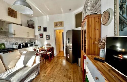 Ferndale Apartment | Ground Floor Apartment Sleeps 4, London Zone 2 Close to Central Victoria Line