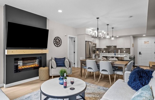 Dead Man's Flats Apartment | Ground Floor Gem|Mountain View|2 Kings|Pool & BBQ