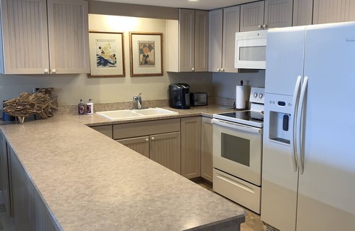 New Smyrna Beach Condo | Ground floor with King master, 2 twins 2nd bedroom Bunk beds in 3rd bedroom (twins) twin/full combo.