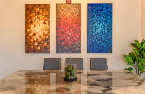 Near South Side Apartment | Group Friendly Spacious 3BR Suite with Optional Parking and Gym Access Sleeps 10 Guest Near McCormick Place and Soldier Field