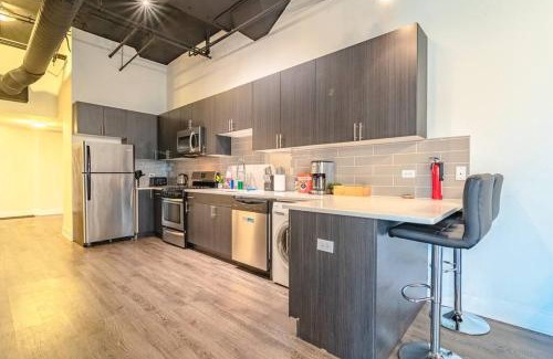 Near South Side Apartment | Group Friendly Spacious 3BR Suite with Optional Parking and Gym Access Sleeps 10 Guest Near McCormick Place and Soldier Field