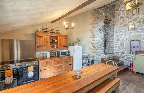 Caldicot House | Groups Welcome, large historic manor next to ancient castle and pub in Wales! nn