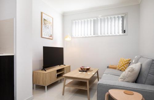 Rocklea Apartment | GST Credits! AC! Shops! Parking! Espresso! 231F1