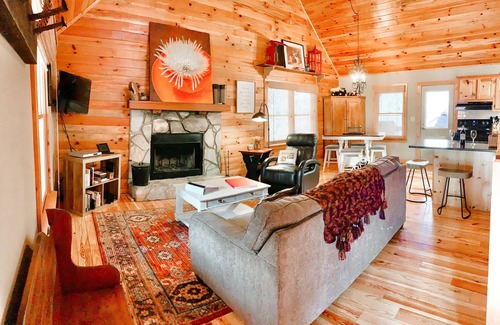 Cleveland Cabin | Guest Favorite! 667 FIVE Star Reviews | Pet Friendly | Walking Trail | Firepit
