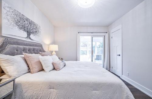 Burlington House | Guest Favorite Luxury 3BR Getaway 5 Min to Lake Big Yard Fun