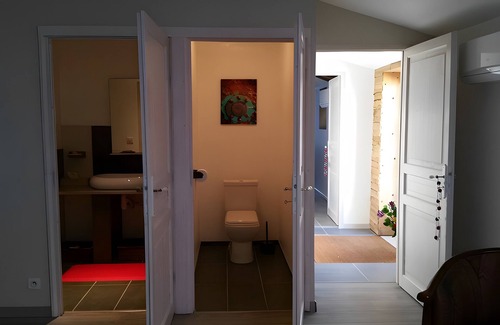 Saint-Martin-de-Fraigneau Bed & Breakfast | Guest Room 'Chez Jacques - Zen' with Private Terrace, Wi-Fi and Air Conditioning