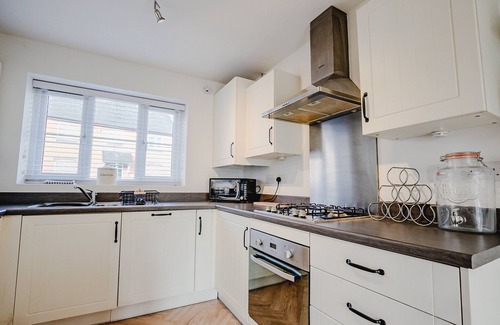 Hawbridge House | Guest Homes | Spacious 3 Bed with Garden