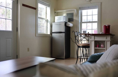 Jeffersonville Cottage | Guest House 10 Min to Smugglers!