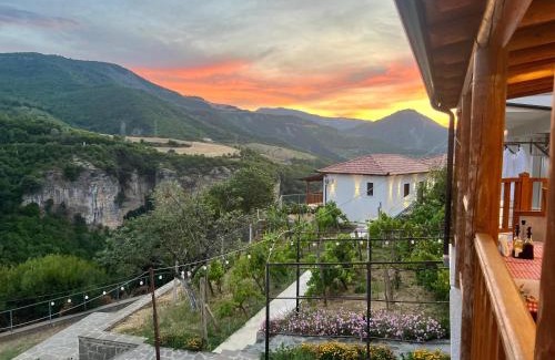 Cerenisht House | Guest House Bracaj