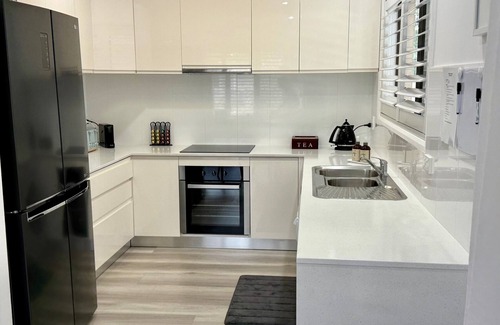 Paradise Point Villa | Guest House, Entire 3 Bedroom Pet friendly Villa