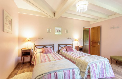 Habas House | Guest House 'Jardin' with Shared Pool, Wi-Fi and Air Conditioning