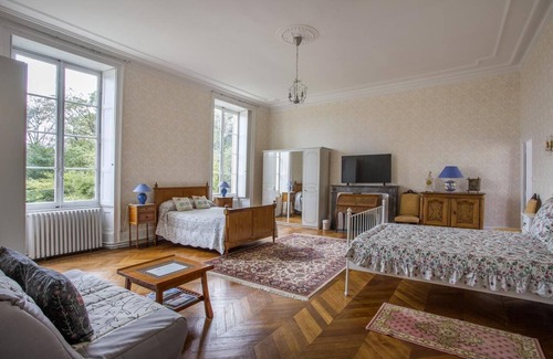 Fontenay-le-Comte Bed & Breakfast | Guest House 'Suite Oiseau Du Paradis' with Shared Pool, Wi-Fi and Air Conditioning