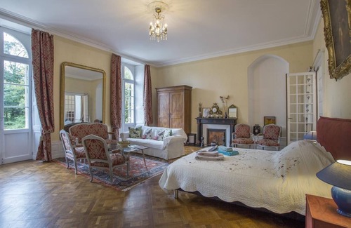 Fontenay-le-Comte Bed & Breakfast | Guest House 'Suite Belle Epoque' with Shared Pool, Shared Garden and Wi-Fi