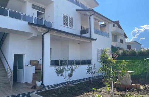 Kamez House | Guest House White Villa