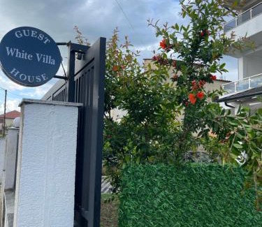 Kamez House | Guest House White Villa