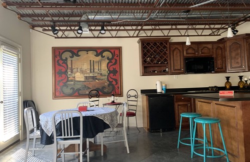 Tuscaloosa House | GUEST QTRS-SLEEPS 2-4 - 7 miles to U of A. RELAXING, ROOMY INSIDE & OUT, PRIVATE