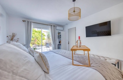 Saint-Christoly-Medoc Bed & Breakfast | Guest Room L’Oranger – Comfort & Privacy at Patio du Port