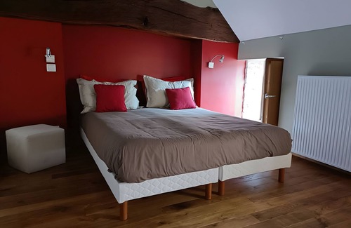 Beaumont-sur-Grosne Bed & Breakfast | Guest Room 'Carmin' with Shared Pool, Shared Terrace and Wi-Fi