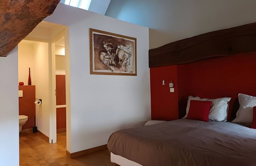 Beaumont-sur-Grosne Bed & Breakfast | Guest Room 'Carmin' with Shared Pool, Shared Terrace and Wi-Fi
