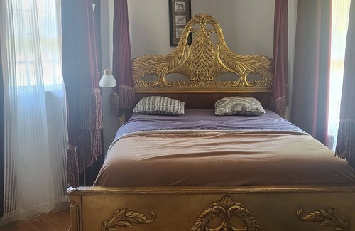 Barker Ten Mile House | 🌈guest room PET FRIENDLY ONLY 1.4 MILES FROM I-95