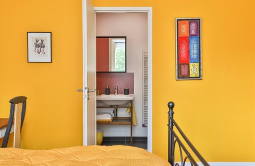 Arcangues Bed & Breakfast | Guest Room 'Txori Etxea - Yellow Room' with Pool, Breakfast