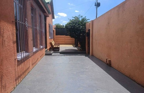 Greater Johannesburg Metropolitan Area House | Guest room