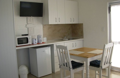 Stompneusbaai Apartment | Guest Suite with a sea view