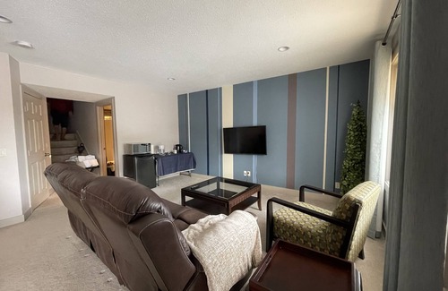 Royal Oak House | Guest suite with private entrance at NW Calgary