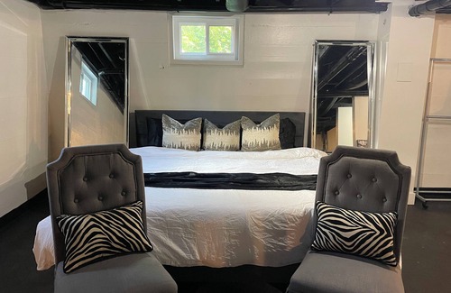 St. Matthews Apartment | Guest Suite with Steam Spa in Heart of Louisville