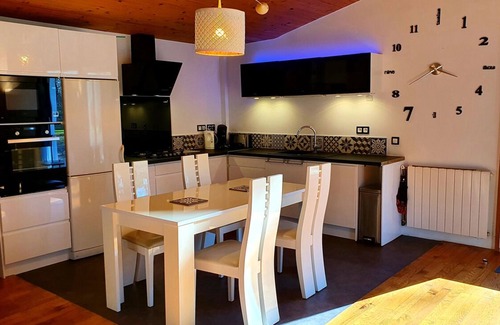 Saint-Vincent-de-Tyrosse Cottage | Guesthouse in wooded grounds