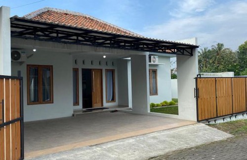 Mertoyudan House | Guesthouse Casamontana Magelang (3 Bedroom Full AC)