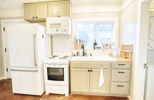 Land Park Cottage | Guesthouse in Friendly, Walkable Neighborhoodnn