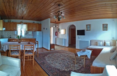 Mikro Papigko House | Guesthouse IRO