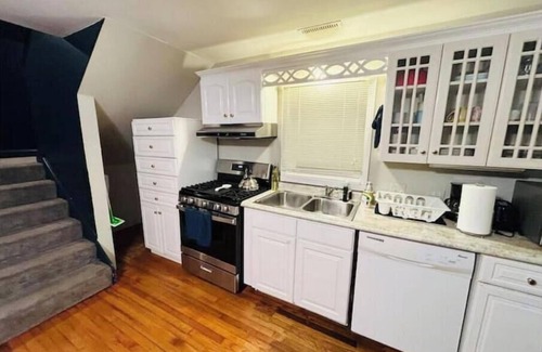 La Grange House | Guesthouse Gem 2BR, Smart TVs, W/D, & Parking