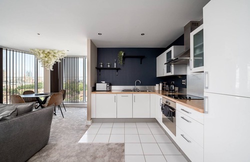 Docklands Apartment | GuestReady - London's Elegant Escape